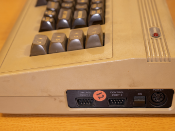 Commodore 64 UKB-2384826 (Right side)