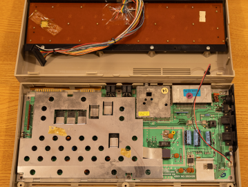 Commodore 64 UKB-2384826 (Case open)