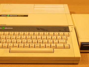 Acorn Electron 06-ALA01-0001437 (Front view)