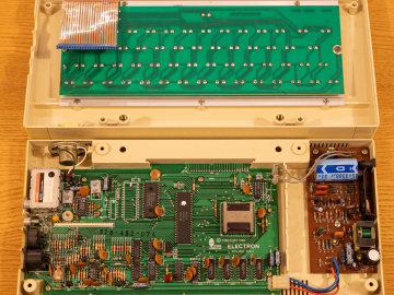 Acorn Electron 06-ALA01-0001437 (Case open)