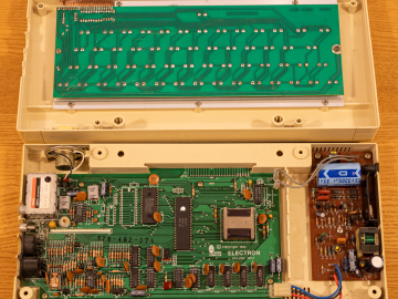 Acorn Electron 06-ALA01-0001437 (Case open)