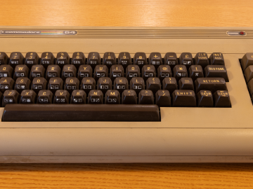 Commodore 64 UKB-2384826 (Front view)