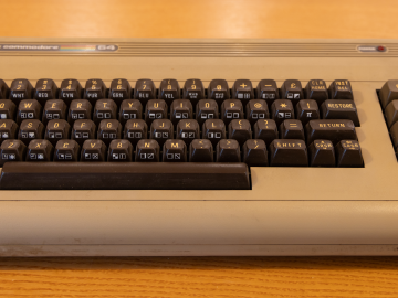 Commodore 64 UKB-2384826 (Front view)