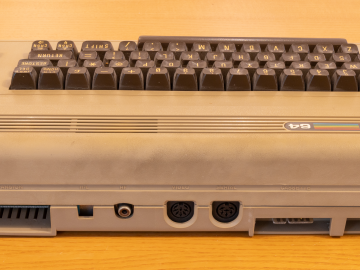 Commodore 64 UKB-2384826 (Rear)