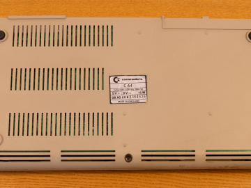 Commodore 64 UKB-2384826 (Underside)