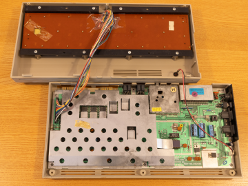 Commodore 64 UKB-2384826 (Case open)