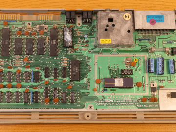 Commodore 64 UKB-2384826 (Heatsink removed)