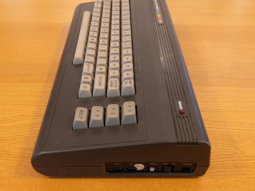 Commodore 16 EA5-236069 (Right side)