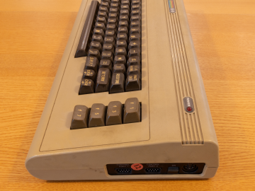 Commodore 64 UKB-2384826 (Right side)