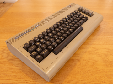 Commodore 64 UKB-2384826 (Left side)
