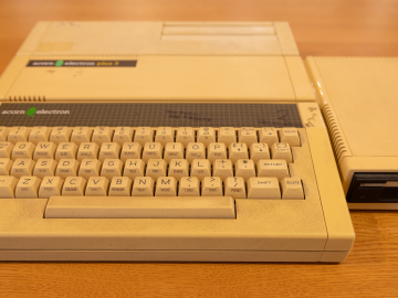 Acorn Electron 06-ALA01-0001437 (Front view)