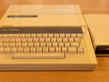 Acorn Electron 06-ALA01-0001437 (Front view)