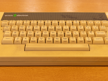 Acorn Electron 06-ALA01-0001437 (Front view)