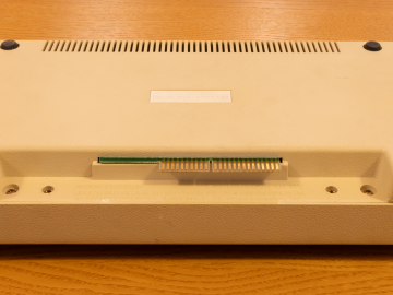 Acorn Electron 06-ALA01-0001437 (Underside ports)