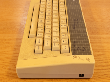 Acorn Electron 06-ALA01-0001437 (Right side)