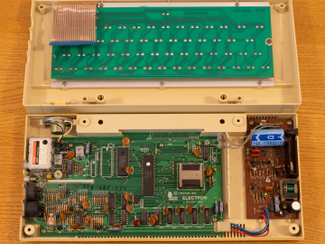Acorn Electron 06-ALA01-0001437 (Case open)