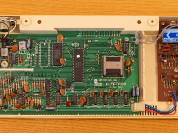 Acorn Electron 06-ALA01-0001437 (Top removed)