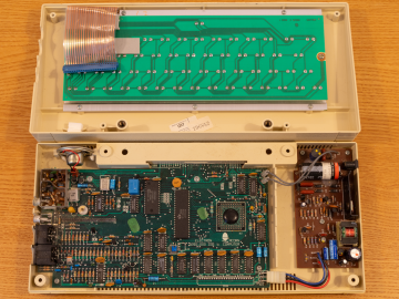 Acorn Electron 07-ALA01-0130626 (Case open)